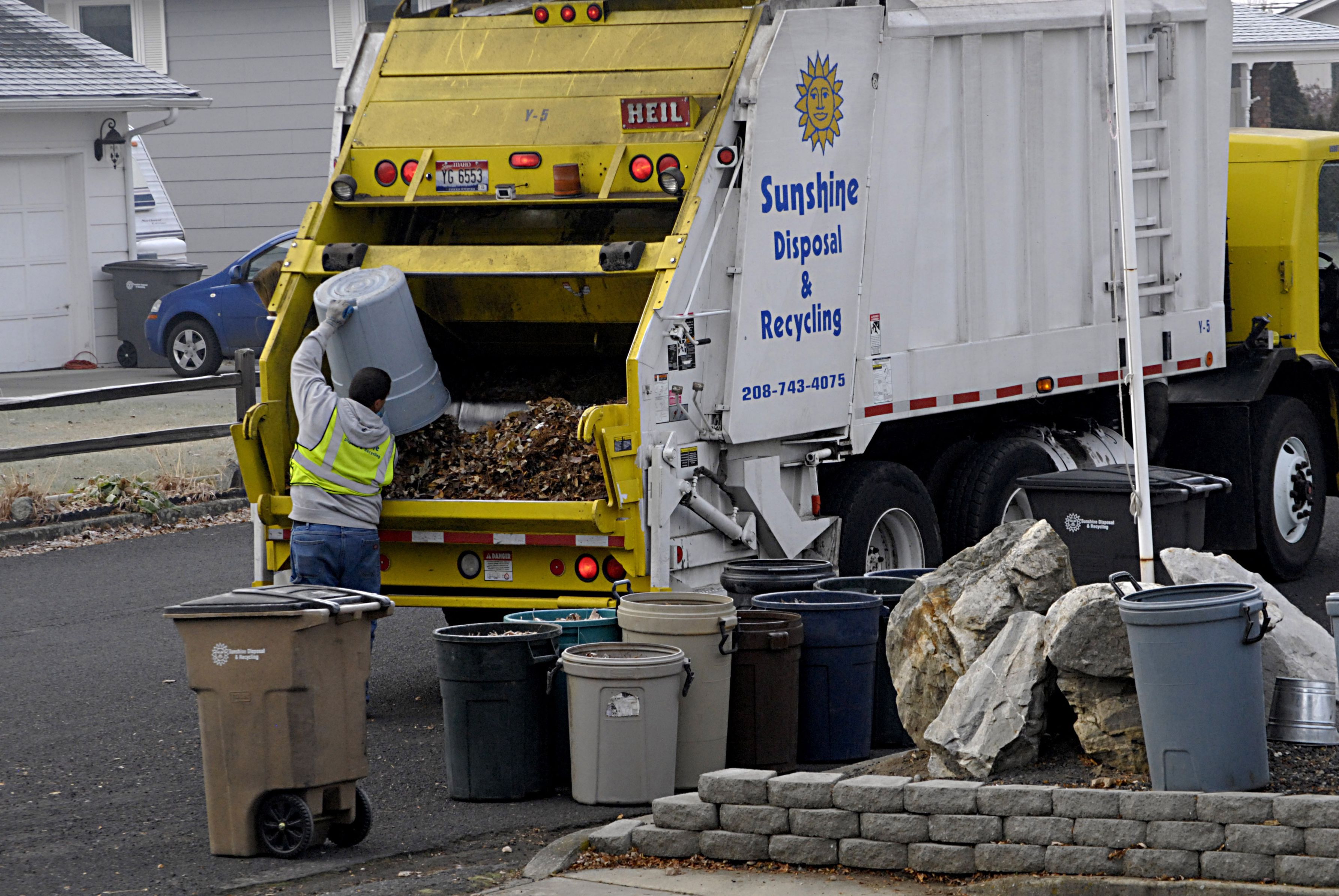 Why People Should Consider Getting a Garbage Service in Crestwood, Chicago